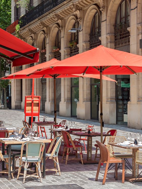 parasols terrasse d'un café / visiondeco